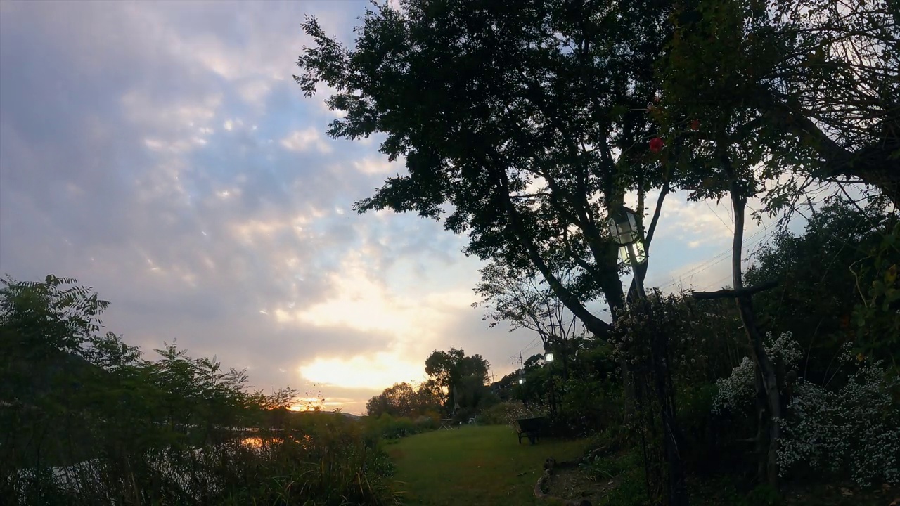 天空飘过花园的云/韩国视频素材