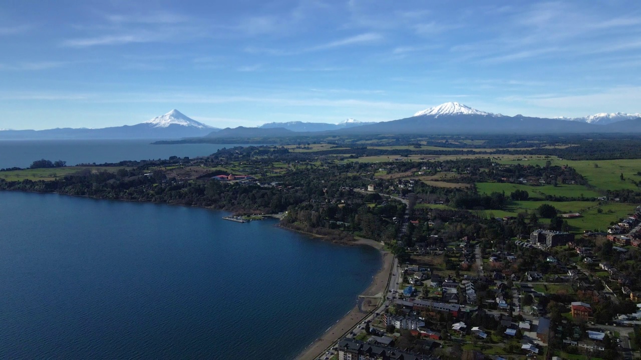 拍摄瓦拉斯港和拉兰基休湖的鸟瞰图，背景是奥索尔诺火山和卡尔布科火山。视频素材