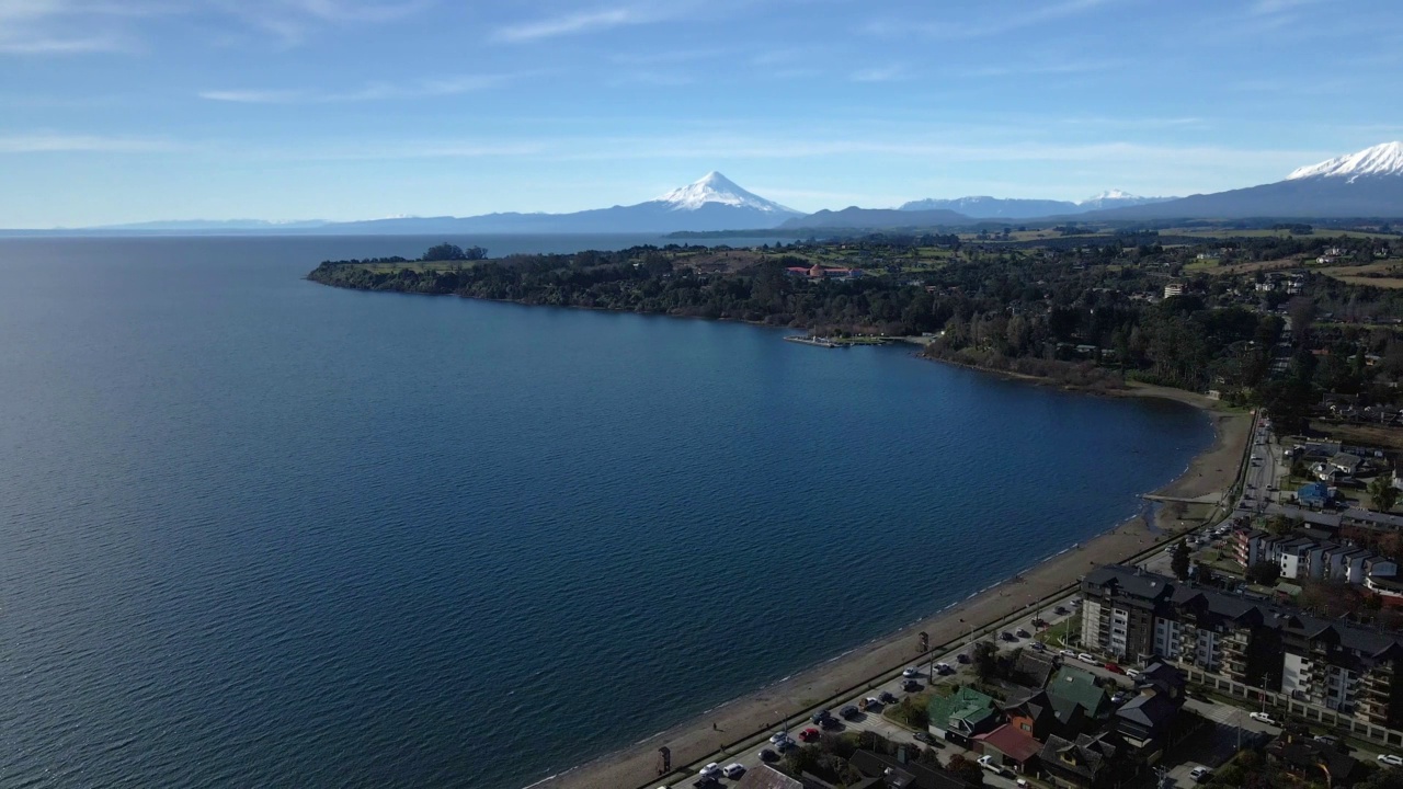 多丽鸟瞰智利瓦拉斯港海滨的拉兰基休湖。背景是奥索尔诺火山和卡尔布科火山。视频素材