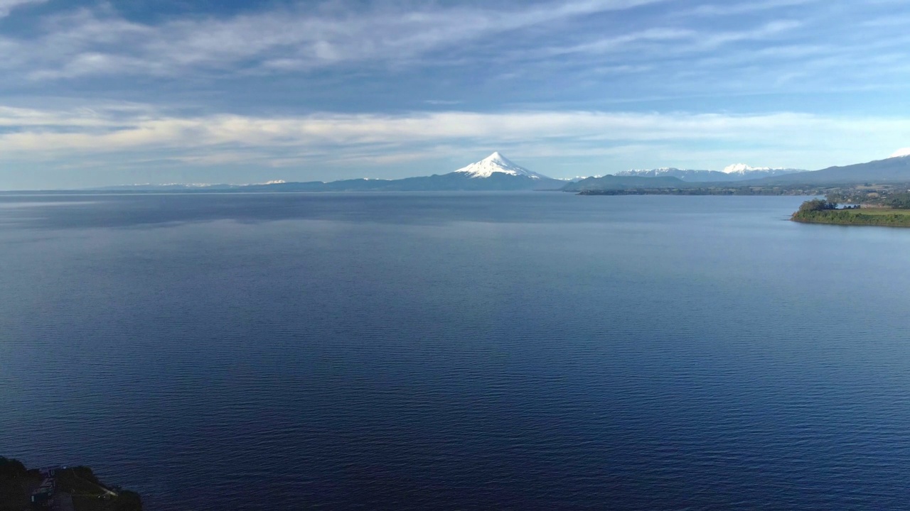 多丽鸟瞰智利瓦拉斯港的Llanquihue湖，背景是Osorno火山视频素材