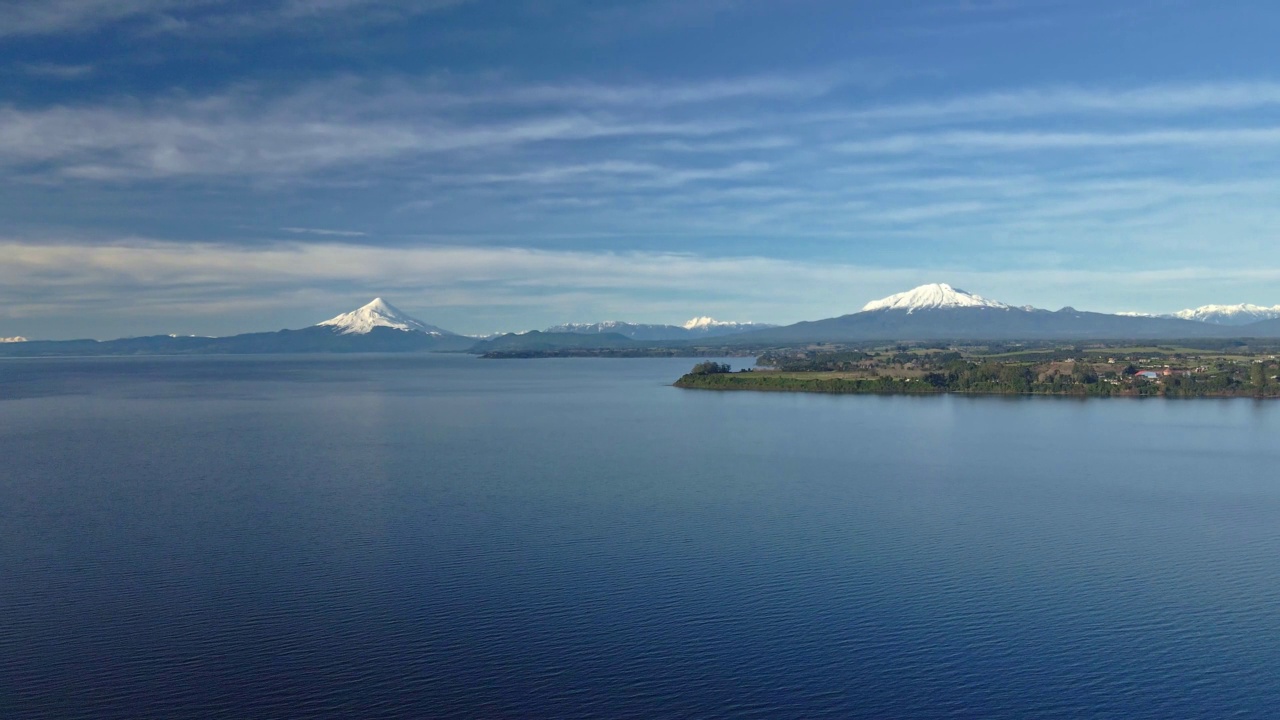 从空中俯瞰拉兰基休湖，卡尔布科火山和奥索尔诺火山在后面。视频素材