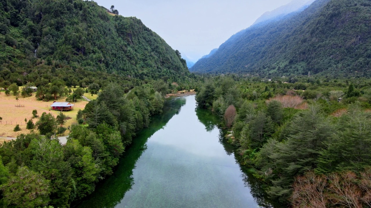 拍摄科查莫河和科查莫谷的鸟瞰图，背景是群山。视频下载