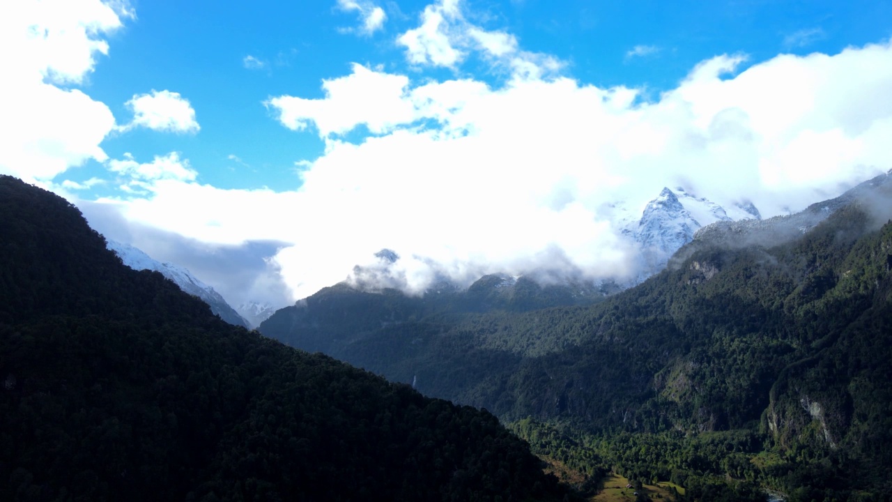 潘左鸟瞰智利华莱休的霍诺皮伦国家公园的里约热内卢Blanco和雪山视频素材