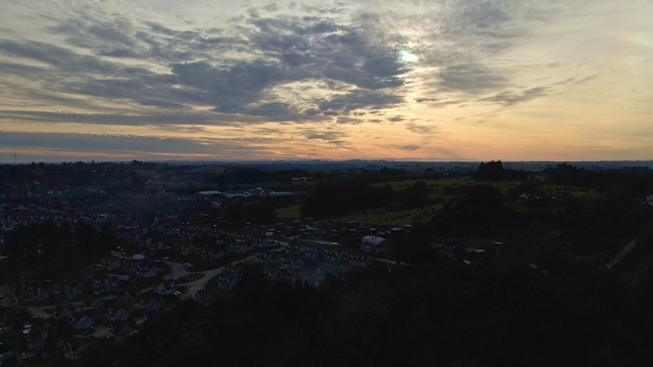 从飞机上俯瞰智利瓦拉斯港市，背景是夕阳。视频下载