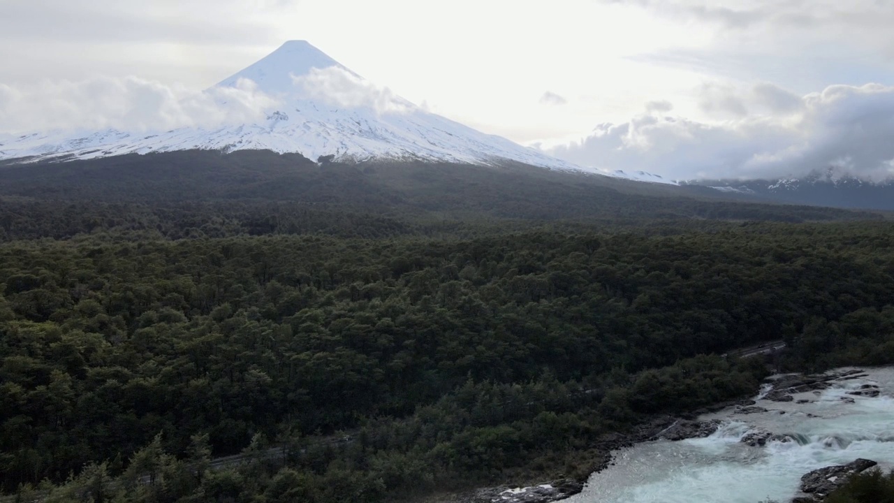 鸟瞰奥索尔诺火山山坡上的森林，雾天，智利南部。视频素材