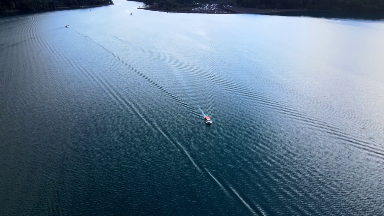 智利南部托多斯洛斯桑托斯湖中一艘孤舟的空中轨道。视频素材