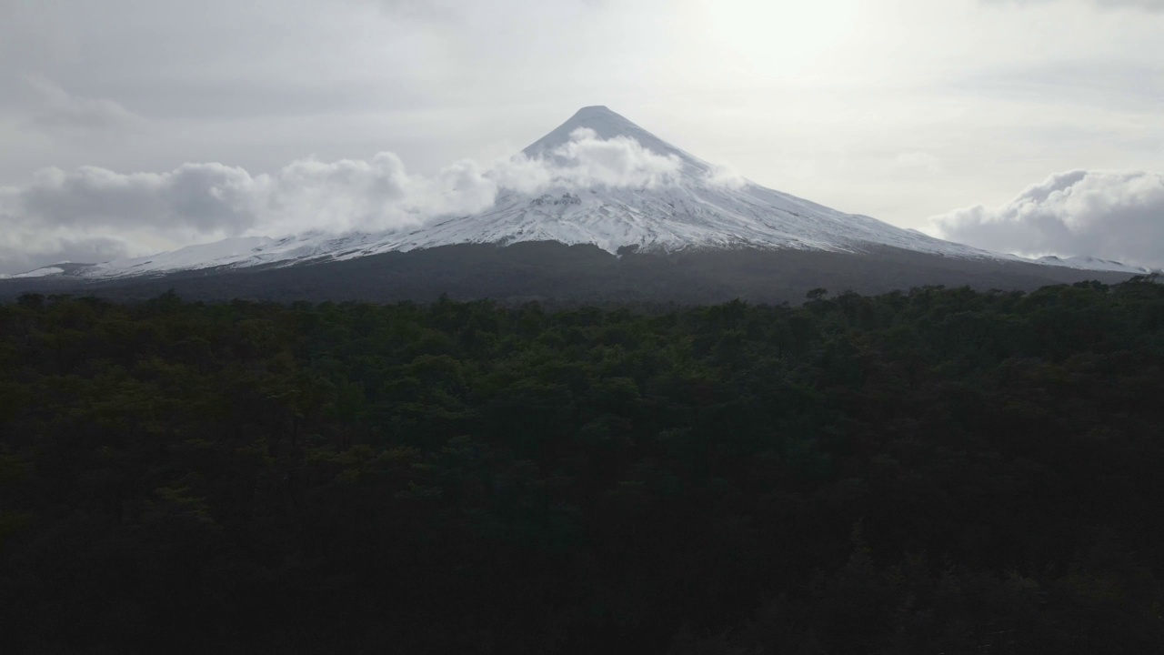 智利南部，奥索尔诺火山右边的鸟瞰图，周围有云视频下载