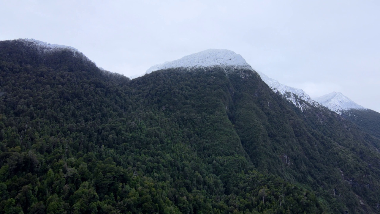 空中轨道和雪山，塔瓜塔瓜湖，智利南部视频素材