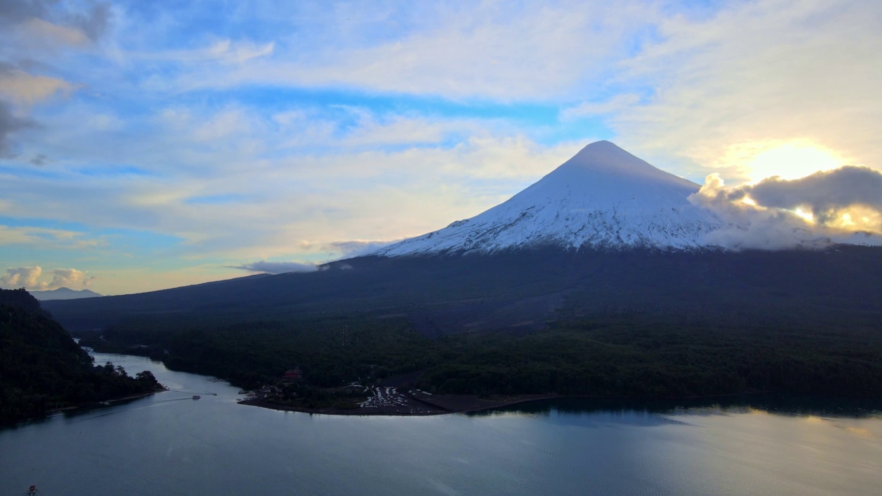 智利南部托多斯·洛斯桑托斯湖奥索尔诺火山的鸟瞰图。多云的日子，太阳被遮住了视频下载