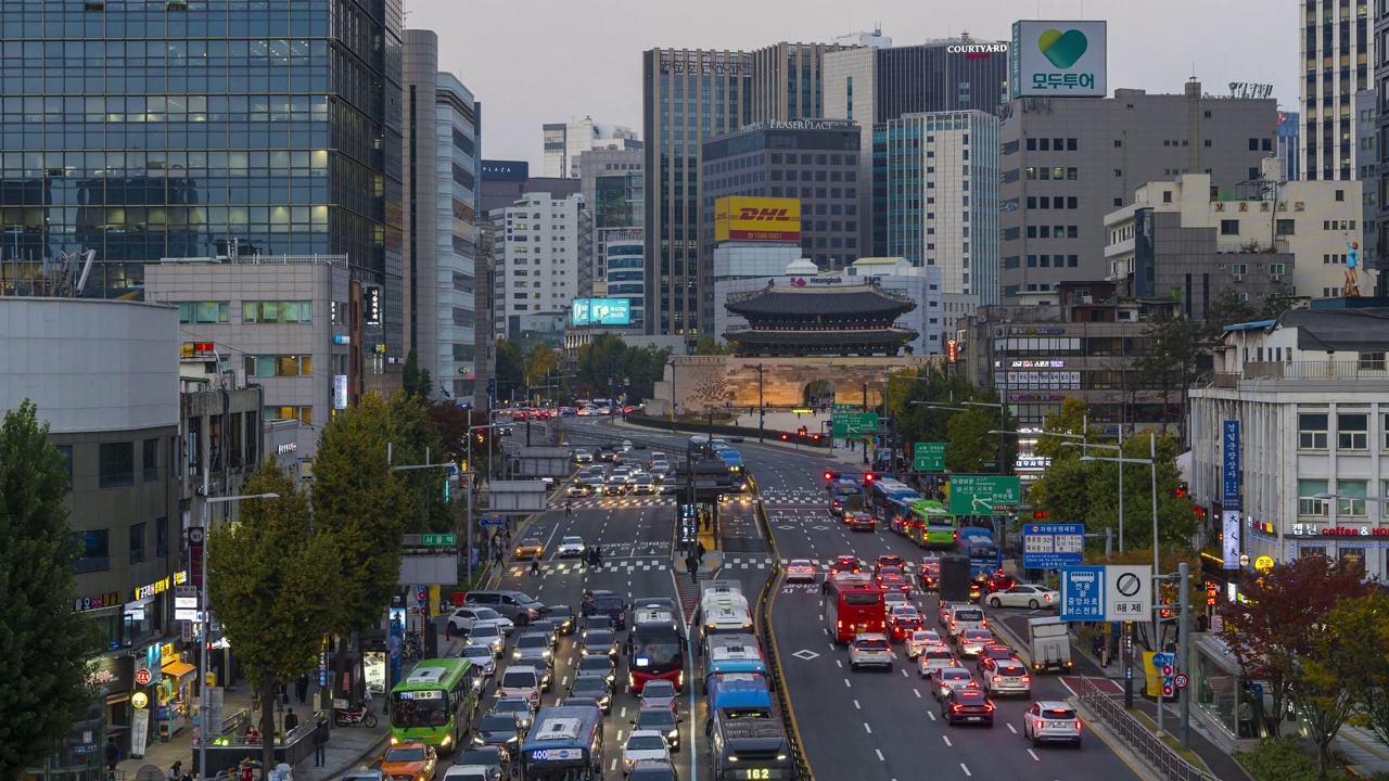 韩国首尔崇礼门高峰时段城市道路的时间流逝视频素材