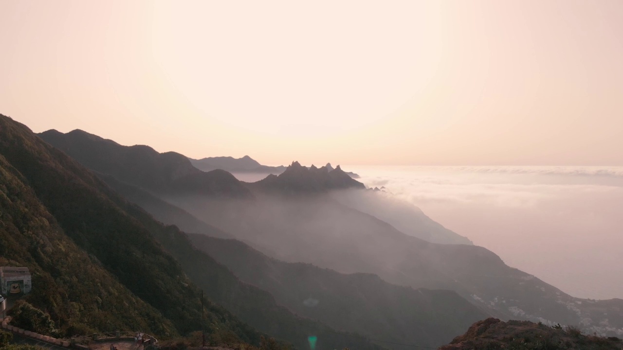 无人机雾山峰山日落视频素材