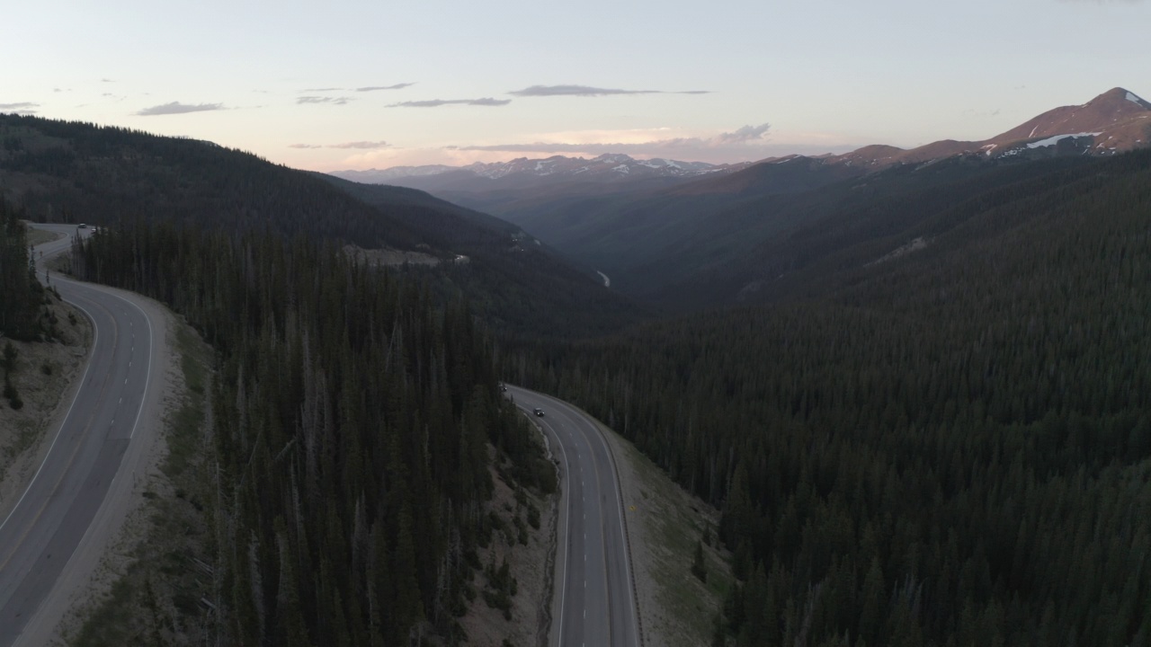 航拍的美国40号高速公路，背景是科罗拉多州的山区景观视频素材