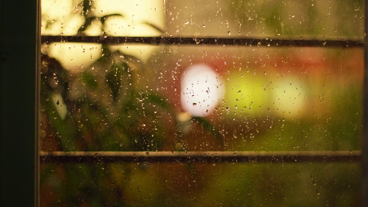 雨点落在窗上。视频素材