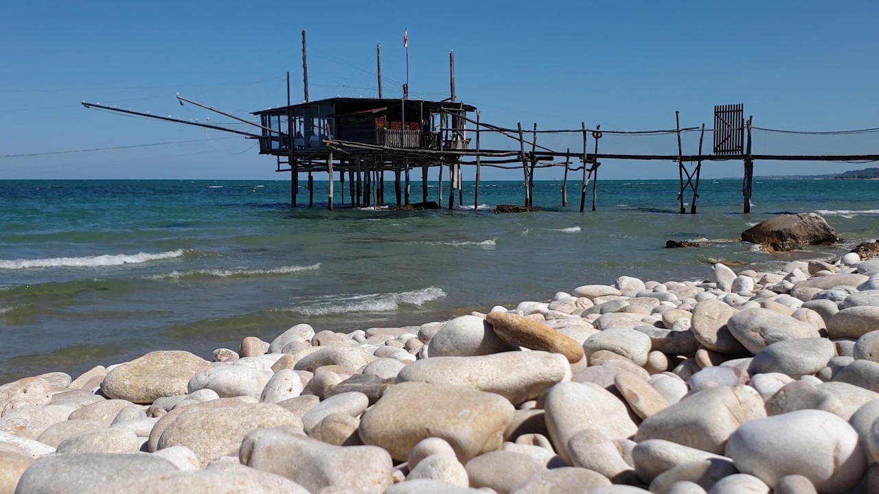 餐厅在Trabocco或Trabucco在Costa dei Trabocchi海滩在阿布鲁佐，意大利视频素材