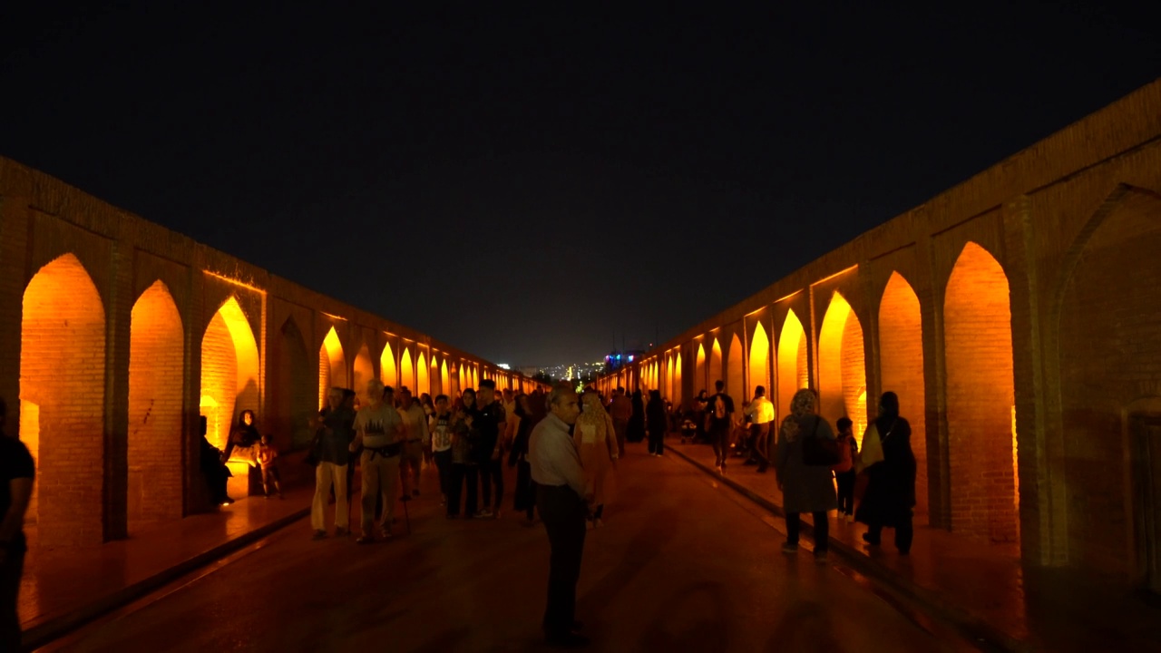 People walking on the Allahverdi Khan Bridge (Si-o-se-pol bridge) in Isfahan, Iran视频素材