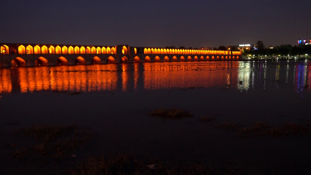 Night view of  Allahverdi Khan Bridge (Si-o-se-pol bridge) in Isfahan, Iran视频素材