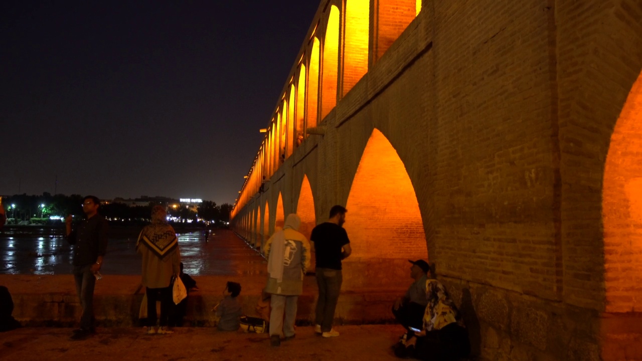 伊朗伊斯法罕Allahverdi Khan桥(Si-o-se-pol桥)夜景视频素材