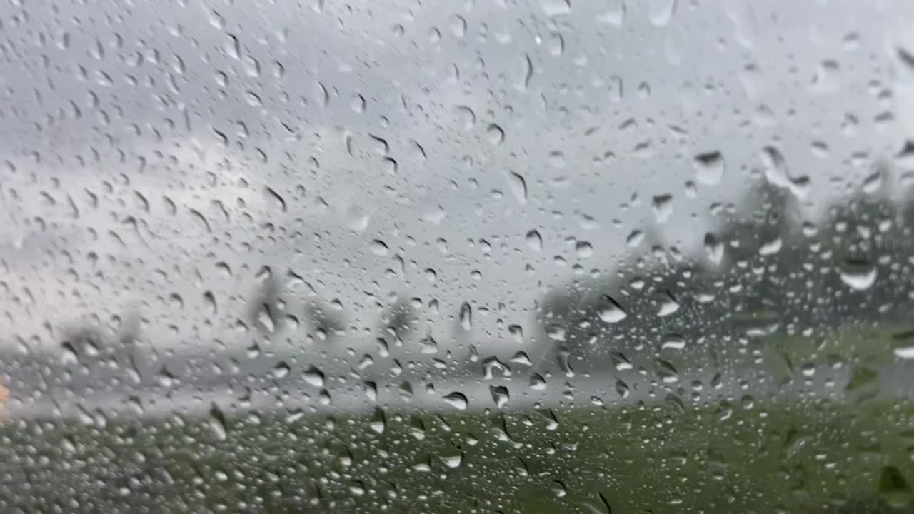 雨中驾车在收费公路视频素材