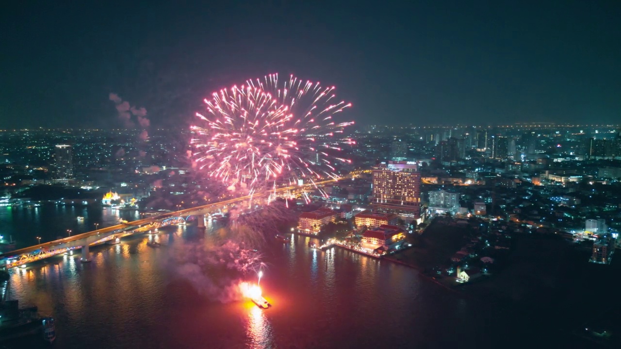 空中无人机视角多颜色的烟花表演在天空之城。新年前夜。摩天大楼和城市景观庆祝夜晚的灯光视频素材