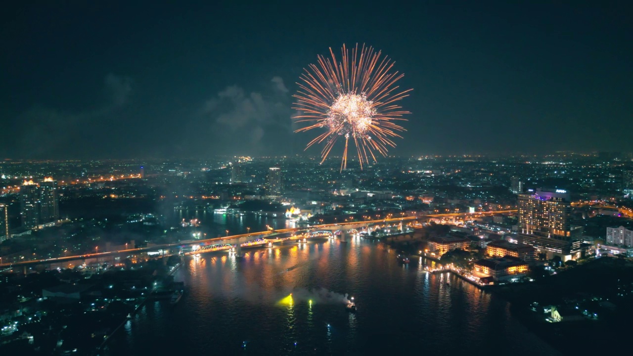 空中无人机视角多颜色的烟花表演在天空之城。新年前夜。摩天大楼和城市景观庆祝夜晚的灯光视频素材