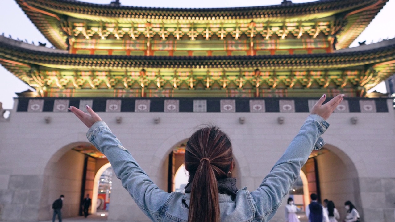 在韩国首尔景福宫享受旅行的女子的后视图视频素材