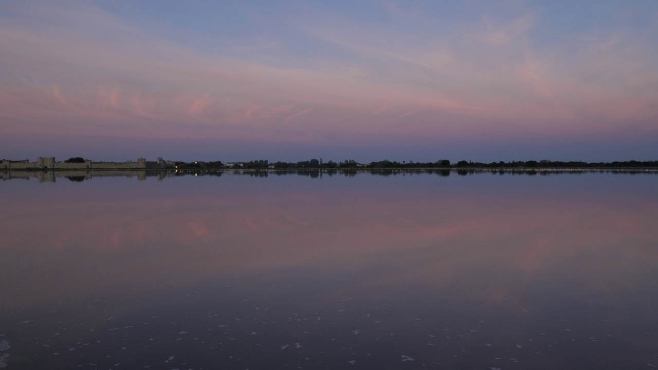 日落在埃格·莫特斯和法国卡马尔格沼泽视频素材