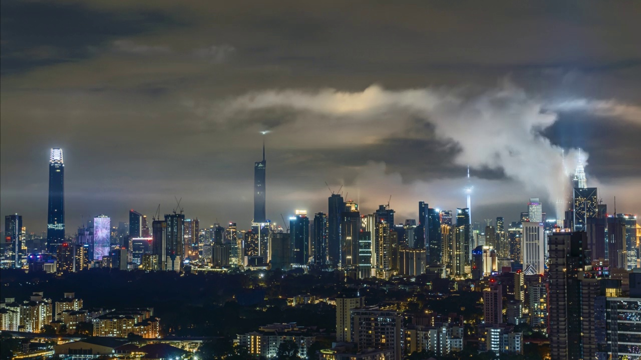 在雨季期间，马来西亚吉隆坡的城市景观的4k超高清延时镜头视频素材