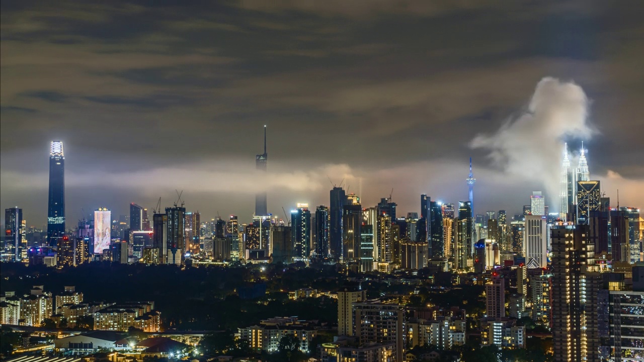 在雨季期间，马来西亚吉隆坡的城市景观的4k超高清延时镜头视频素材