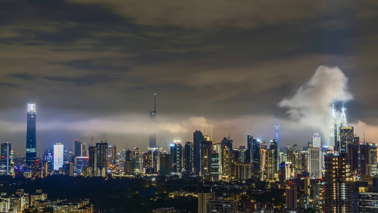 在雨季期间，马来西亚吉隆坡的城市景观的4k超高清延时镜头视频素材