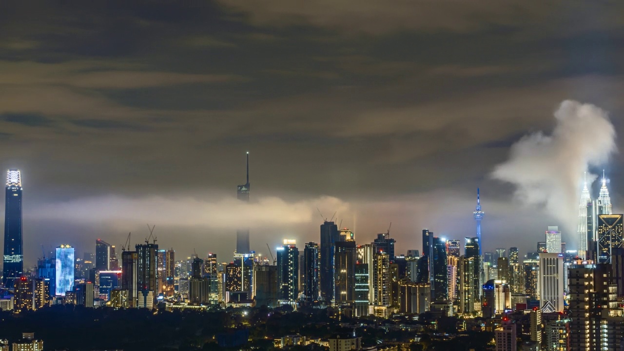 在雨季期间，马来西亚吉隆坡的城市景观的4k超高清延时镜头视频素材