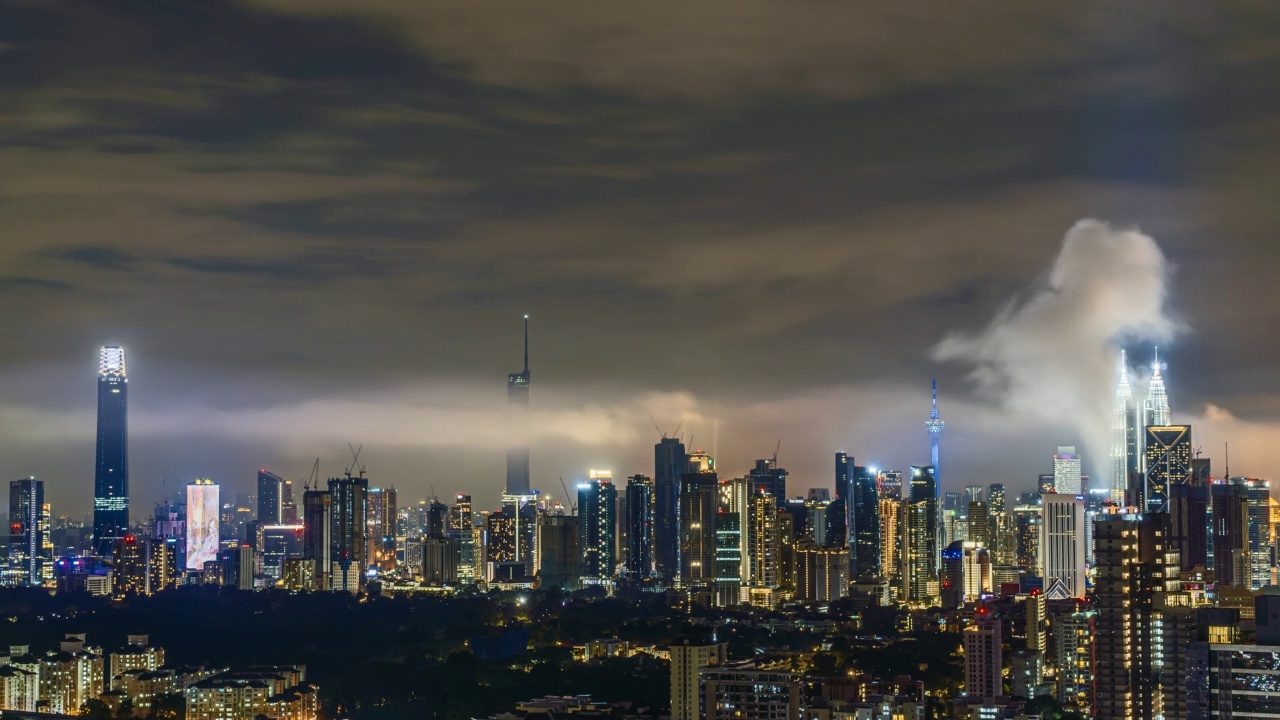 在雨季期间，马来西亚吉隆坡的城市景观的4k超高清延时镜头视频素材