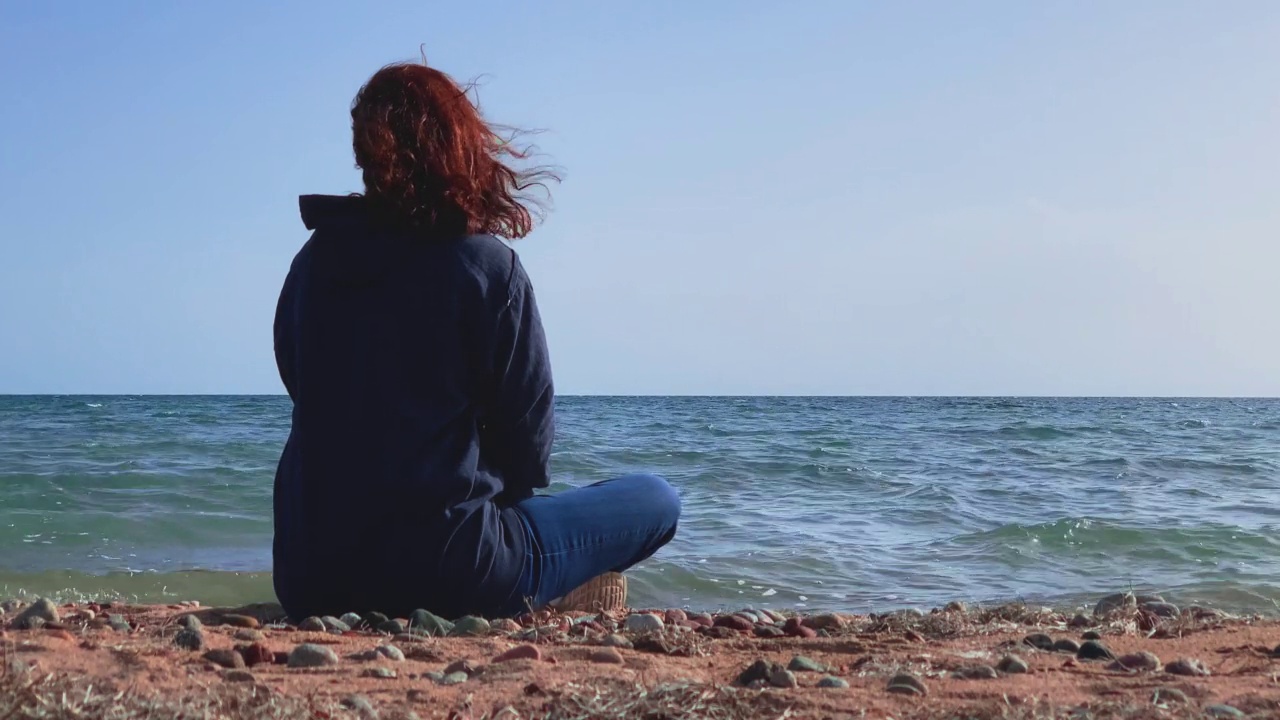 后面海边的女孩。阳光下海边的女人视频素材