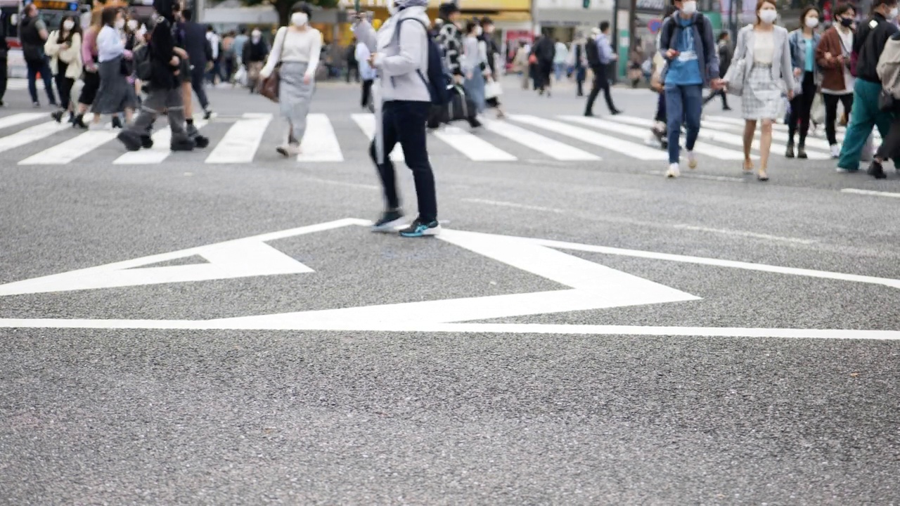 日本东京，行人在涩谷十字路口过马路。视频素材