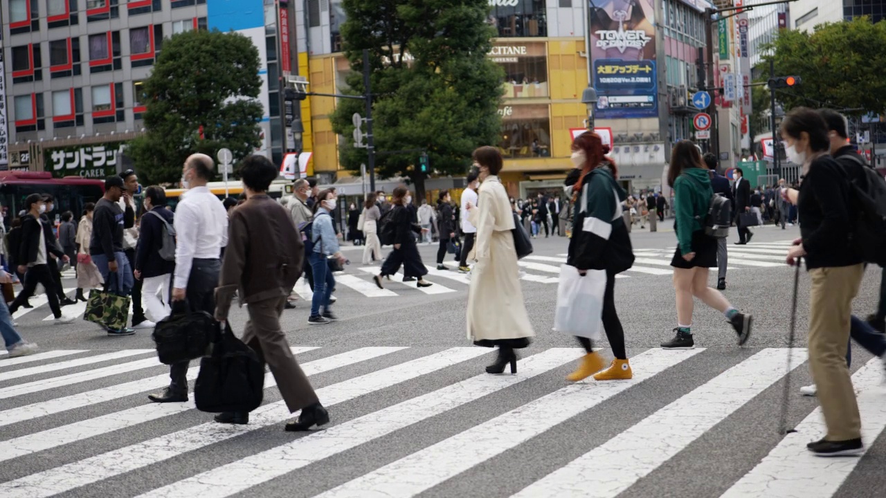 日本东京，行人在涩谷十字路口过马路。视频素材