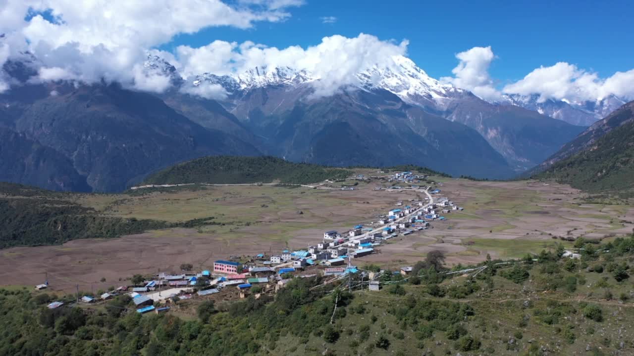 中国西藏自治区林芝地区南贾拉拉洼峰和村庄的航拍照片。视频素材