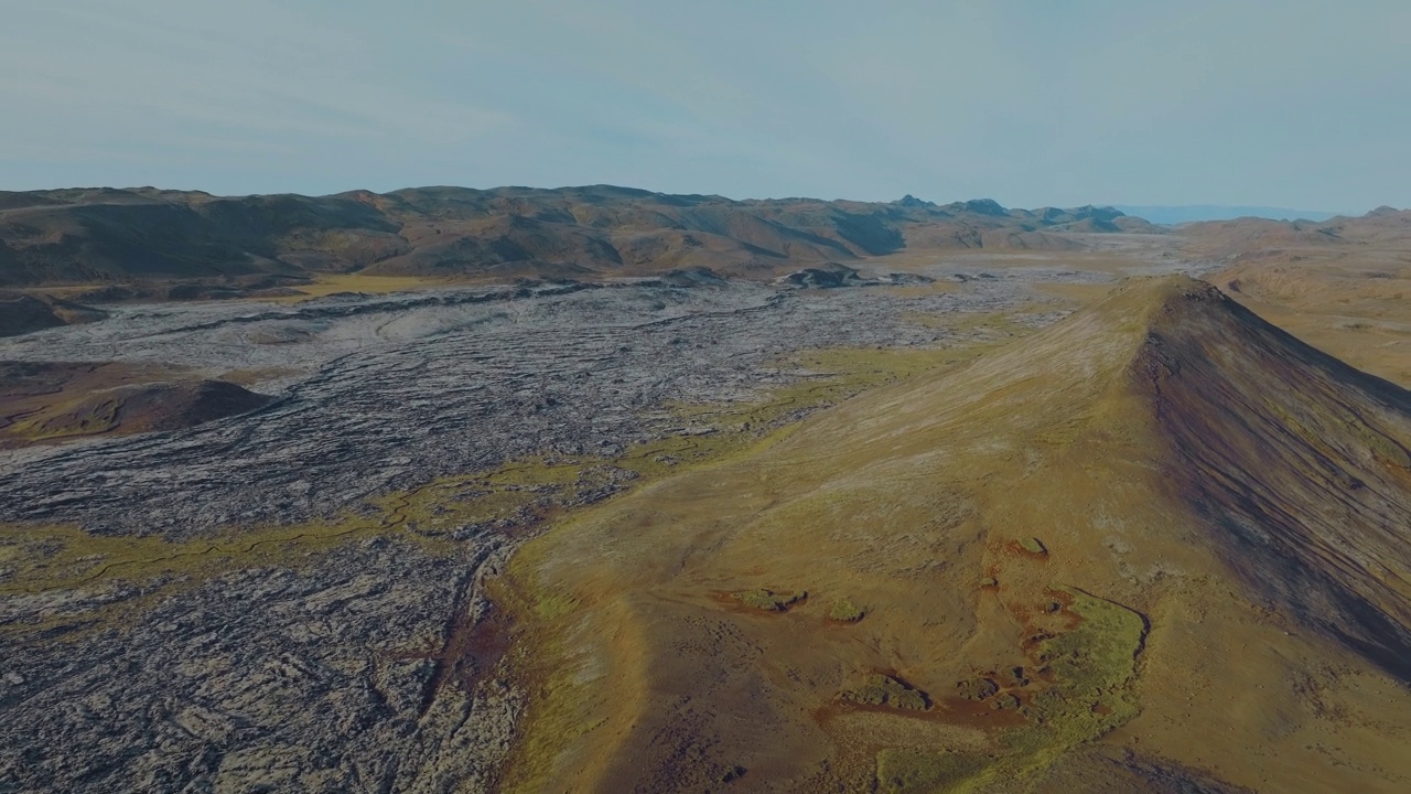 风景如画的冰岛，美丽多彩的风景。火山之间的地形神奇的山脉在清澈的蓝天下。视频素材