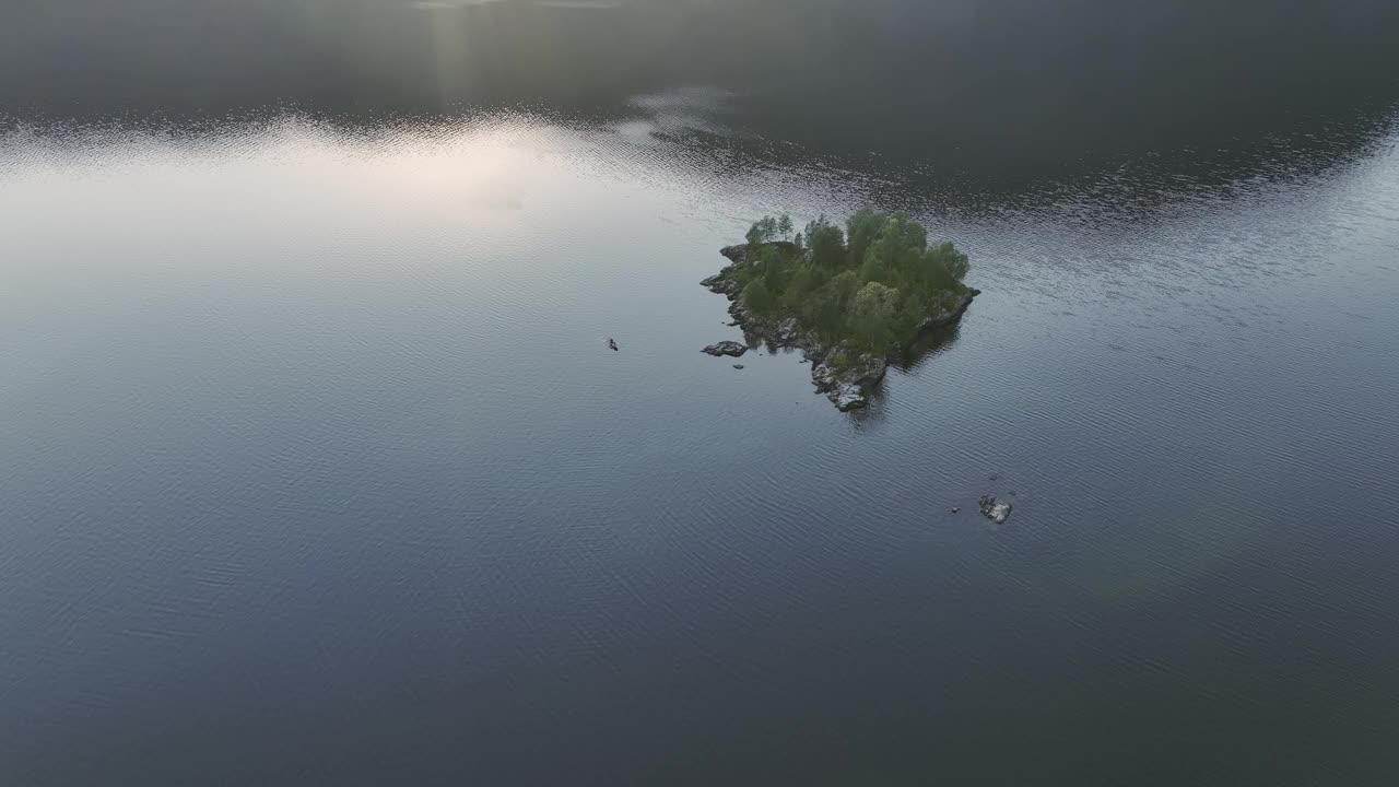 挪威湖上划独木舟的人的鸟瞰图视频素材