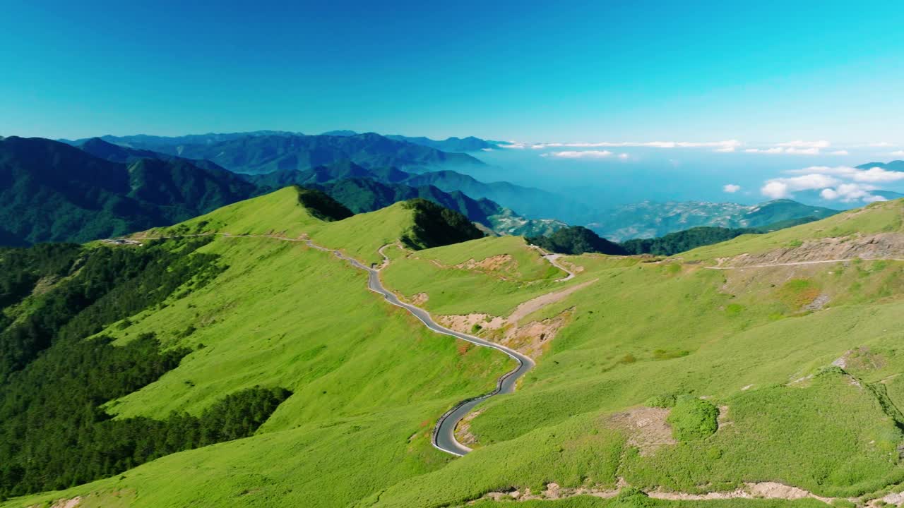 鸟瞰台湾美丽的山路和合欢山视频素材