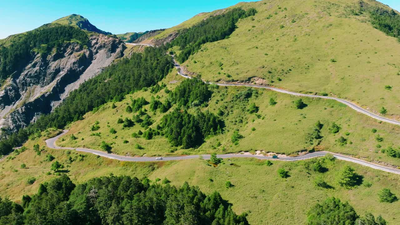 鸟瞰台湾美丽的山路和合欢山视频素材