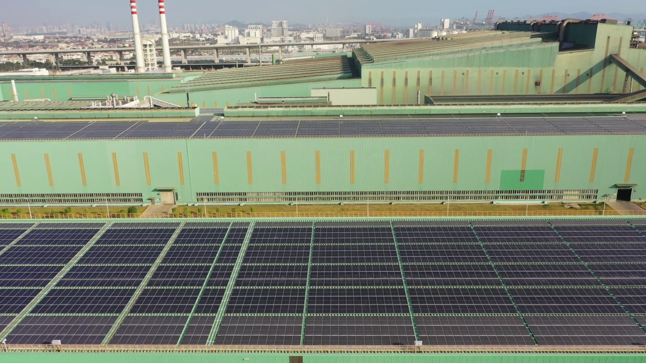 钢铁厂屋顶上的太阳能电池板视频素材