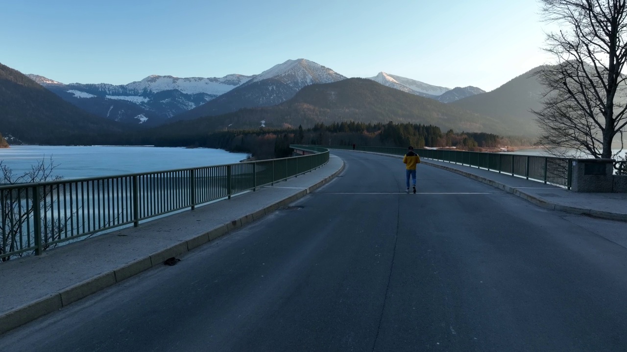 无人机拍摄的长桥与柏油路在山区景观背景视频素材