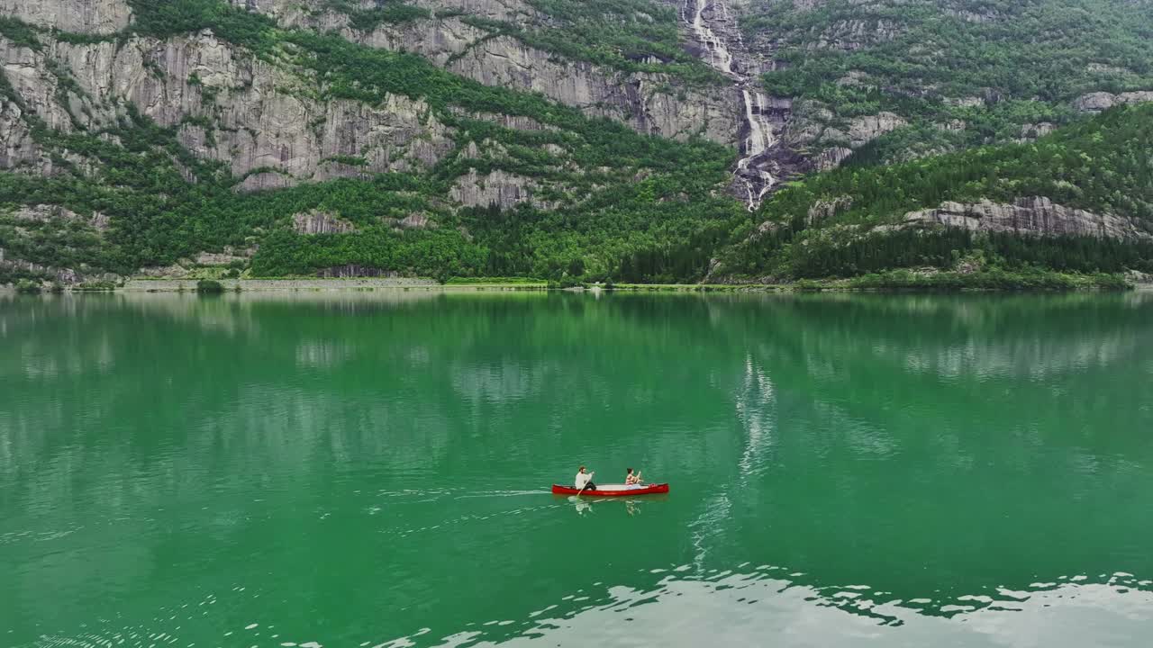 在挪威的湖上划独木舟的男人和女人的鸟瞰图视频素材