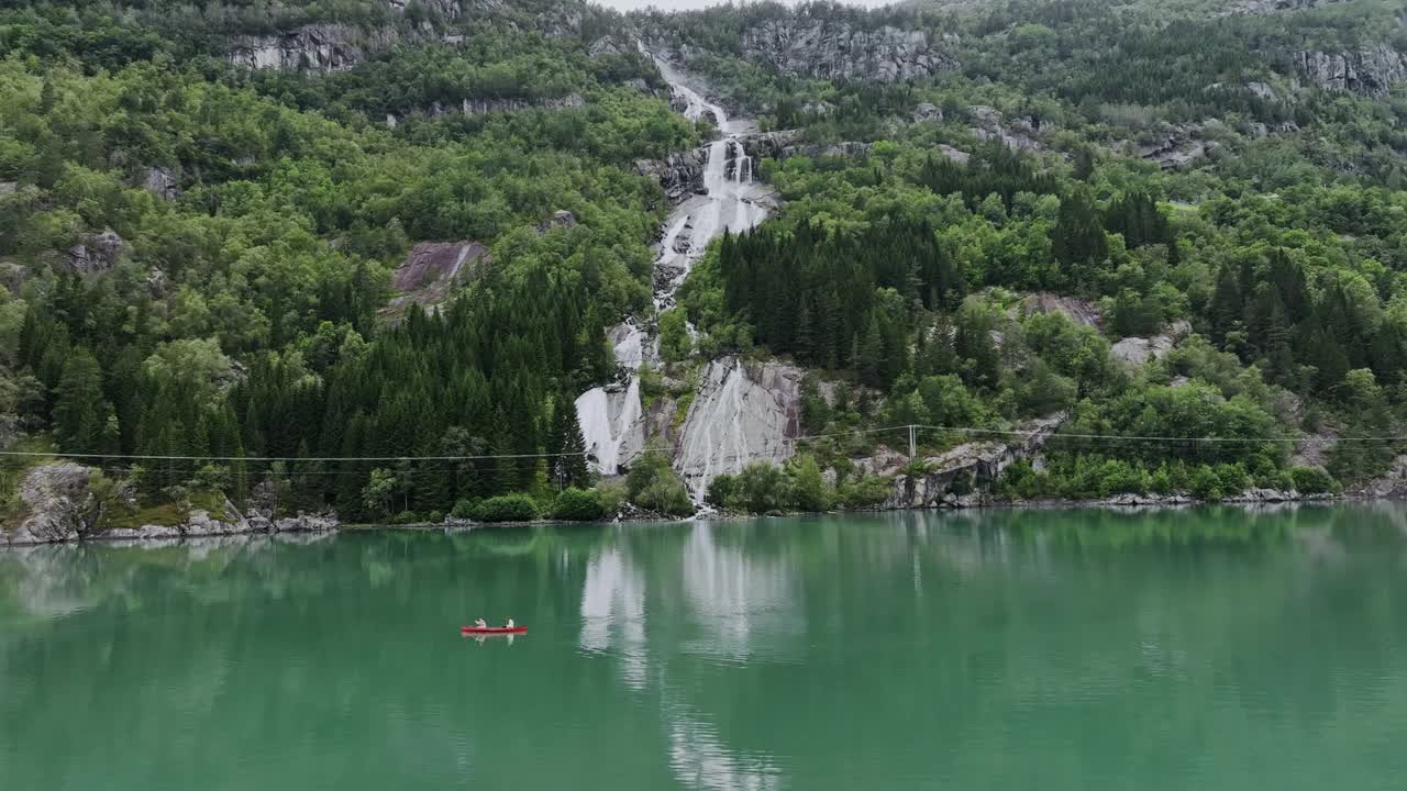 在挪威的湖上划独木舟的男人和女人的鸟瞰图视频素材