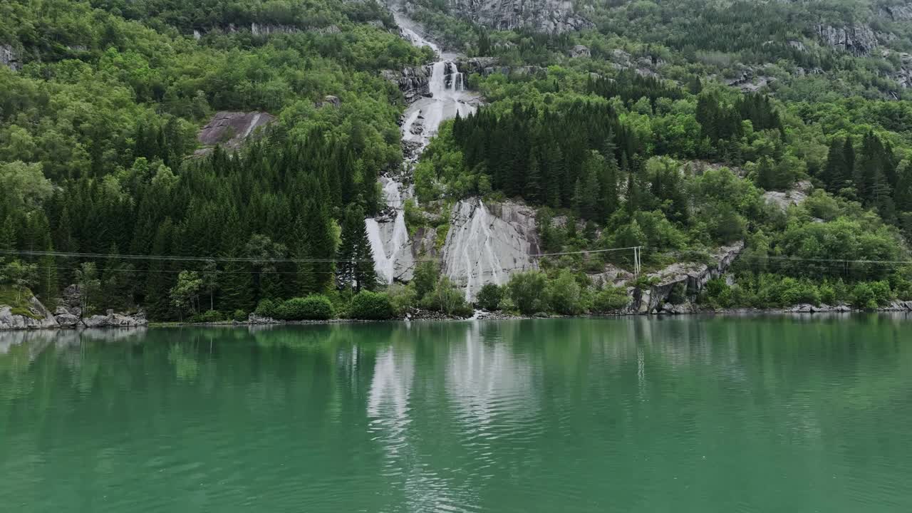 在挪威的湖上划独木舟的男人和女人的鸟瞰图视频素材