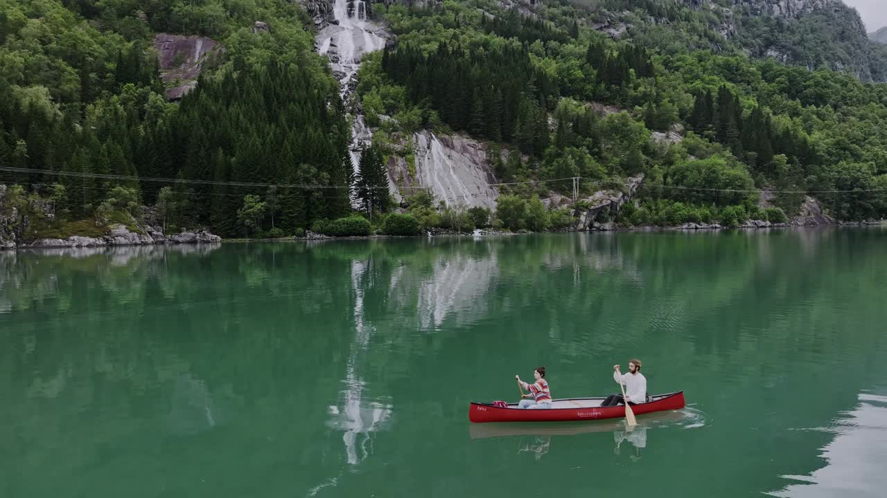 在挪威的湖上划独木舟的男人和女人的鸟瞰图视频素材