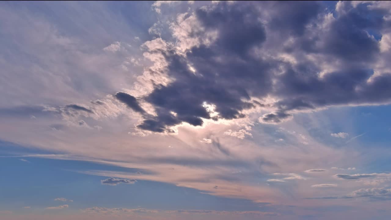 云层之上的日落天空是一幅惊人的照片，令人窒息的日落与戏剧性的照明视频素材