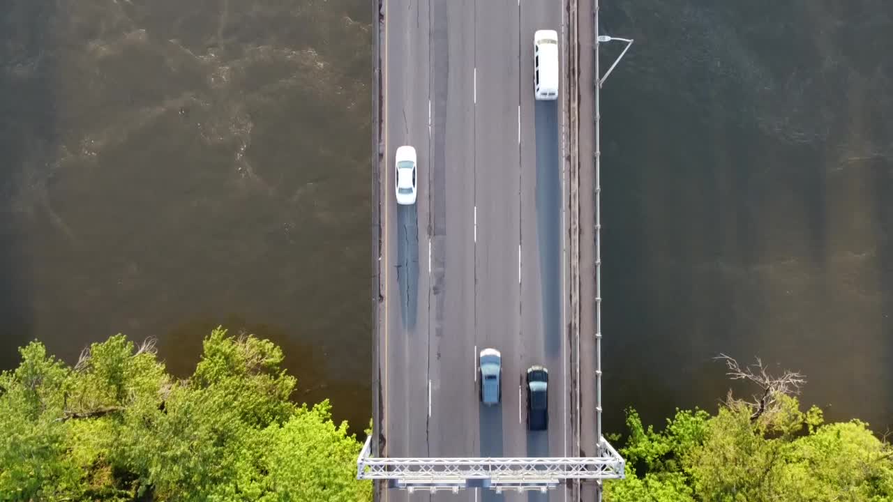 空中拍摄的河流上的公路桥上有汽车通过视频素材