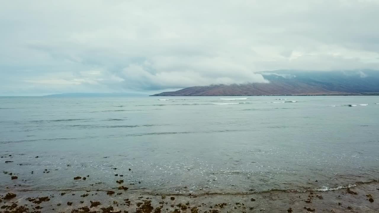 无人机拍摄的海浪，背景是山和云，夏威夷，毛伊岛视频素材