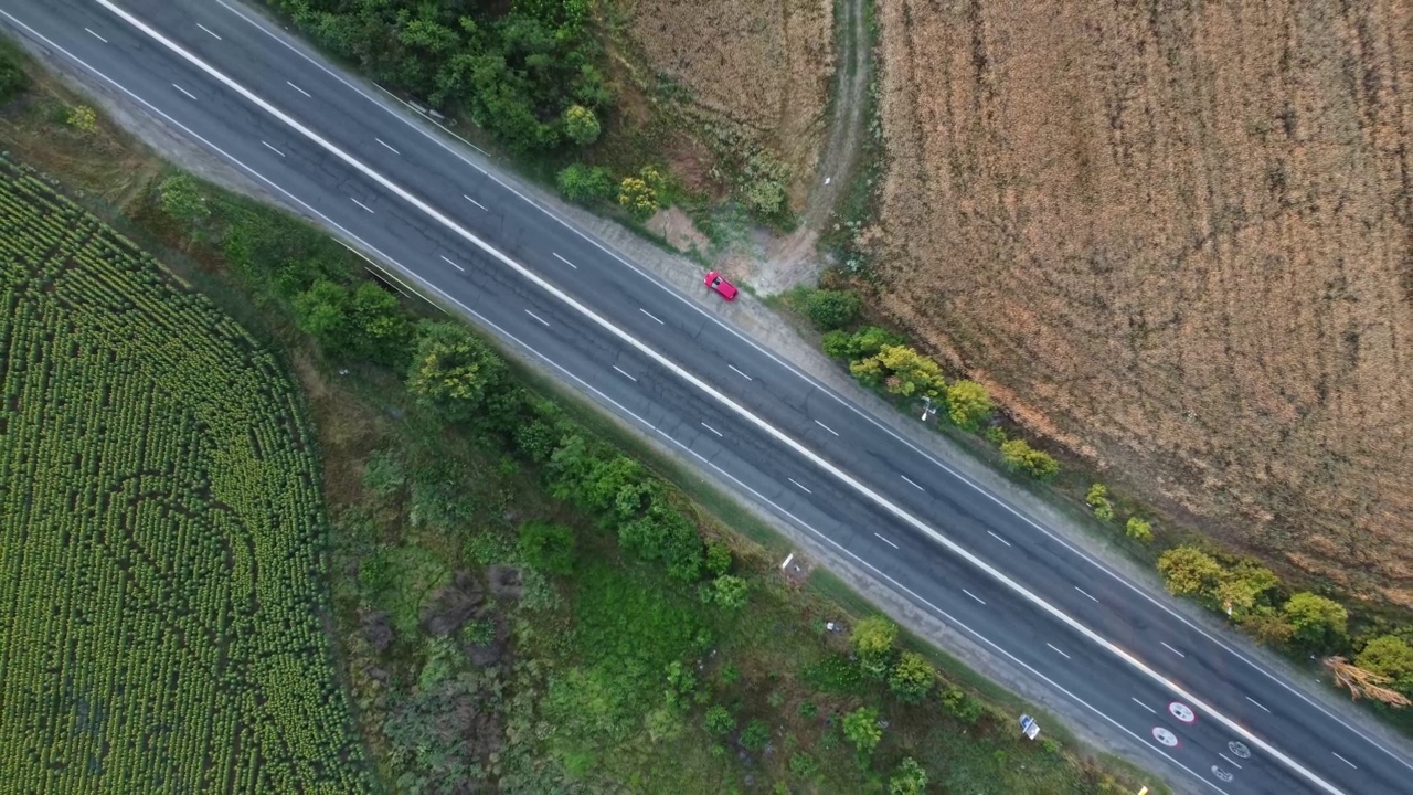 无人机拍摄的乡村沥青高速公路白天停满了汽车视频素材