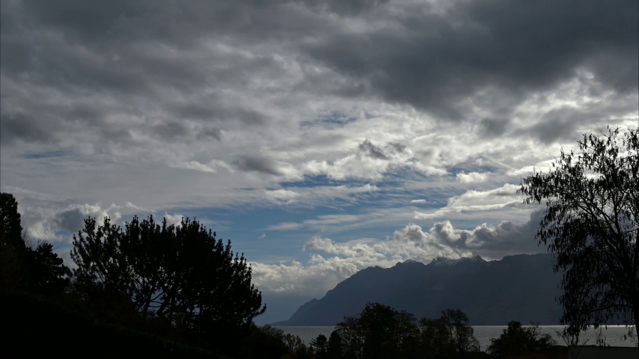 天、山、云的风景。阴天的时间流逝。视频素材